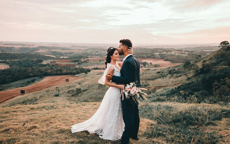 A Sunset Wedding on the Lawn: Ideas for Golden-Hour Vows